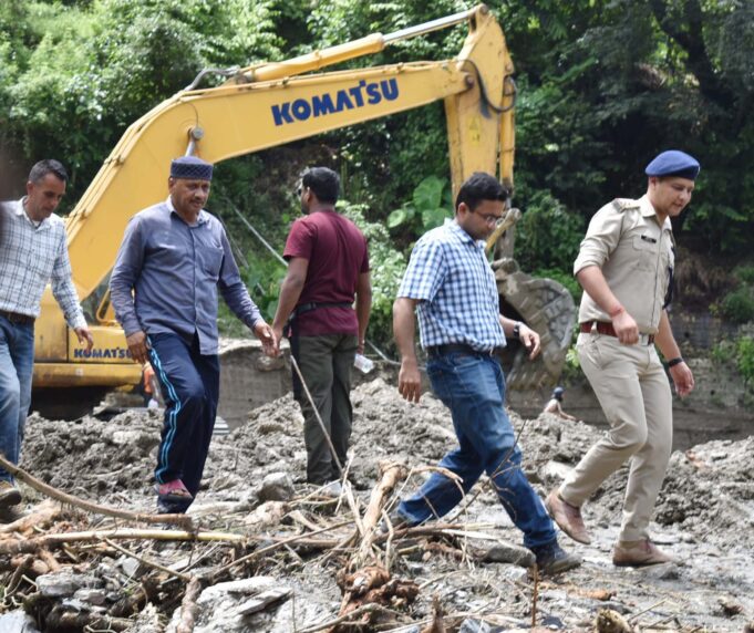 जिलाधिकारी. ने आपदा प्रभावित क्षेत्रो का किया. भरमण