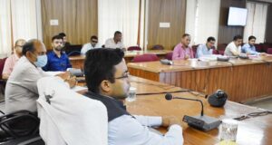 हाईकोर्ट के आदेशों के क्रम में राजमार्गाे, सरकारी एवं वन भूमि से अतिक्रमण हटाने को लेकर जिलाधिकारी ने ली समीक्षा बैठक।