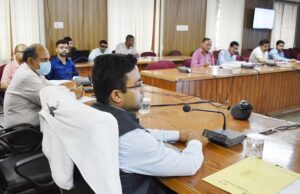 हाईकोर्ट के आदेशों के क्रम में राजमार्गाे, सरकारी एवं वन भूमि से अतिक्रमण हटाने को लेकर जिलाधिकारी ने ली समीक्षा बैठक।