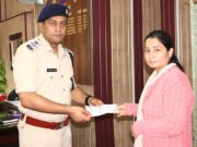 करंट हादसे मेंशहीद हुए पुलिस उप निरीक्षक स्व प्रदीप रावत के परिजनों को चमोली पुलिस ने की आर्थिक मदद