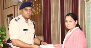 करंट हादसे मेंशहीद हुए पुलिस उप निरीक्षक स्व प्रदीप रावत के परिजनों को चमोली पुलिस ने की आर्थिक मदद