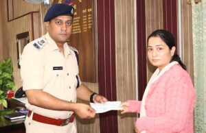 करंट हादसे मेंशहीद हुए पुलिस उप निरीक्षक स्व प्रदीप रावत के परिजनों को चमोली पुलिस ने की आर्थिक मदद