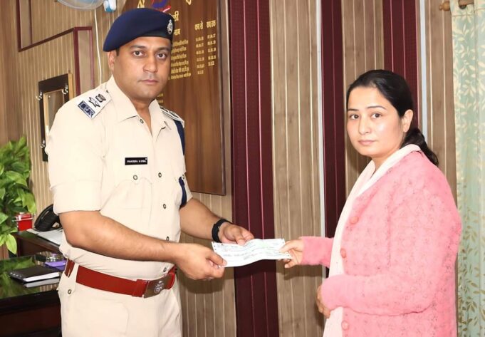 करंट हादसे मेंशहीद हुए पुलिस उप निरीक्षक स्व प्रदीप रावत के परिजनों को चमोली पुलिस ने की आर्थिक मदद