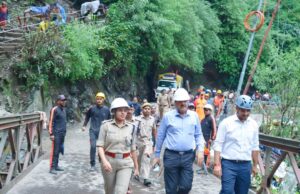 आपदा सचिव, गढ़वाल आयुक्त ने गौरीकुंड आपदा प्रभावित क्षेत्र का लिया जायजा, अभी भी 19 लोग है लापता