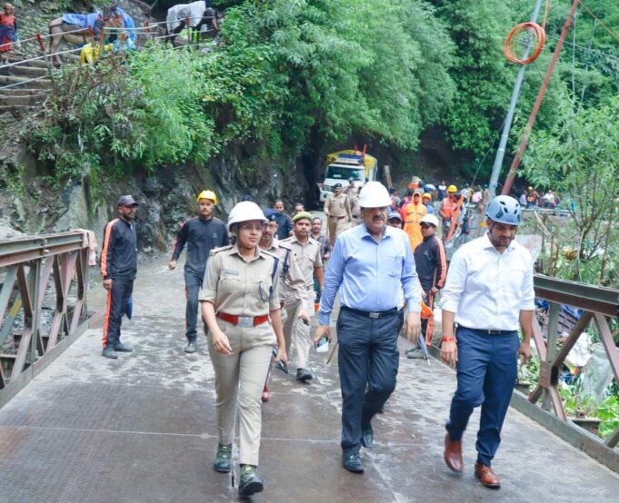 आपदा सचिव, गढ़वाल आयुक्त ने गौरीकुंड आपदा प्रभावित क्षेत्र का लिया जायजा, अभी भी 19 लोग है लापता