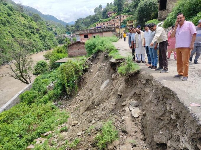 विधायक थराली ने किया आपदा प्रभावित क्षेत्र का निरीक्षण
