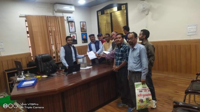 बण्ड क्षेत्र के जनप्रतिनिधियों ने आपदा प्रभावितो के हितों की मांग को लेकर जिलाधिकारी से की मुलाकात