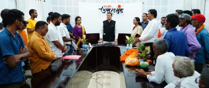 मुख्यमंत्री ने व्यासी जल विद्युत परियोजना प्रभावितों को वितरित किया मुआवजा