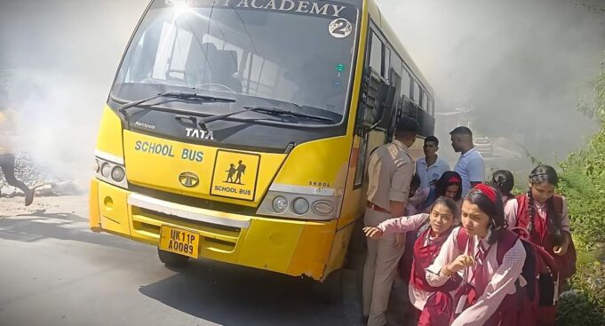 बच्चों से भरी स्कूल बस में लगी आग, फरिश्ता बनकर आयी खाकी वर्दी