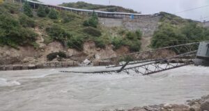 बद्रीनाथ में मास्टर प्लान के तहत निर्माणाधीन पुल हुवा क्षतिग्रस्त, 1 मजदूर बहा