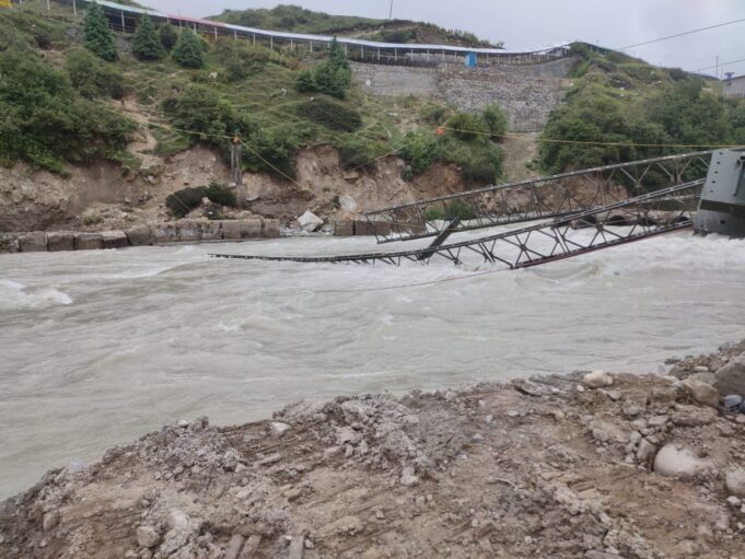 बद्रीनाथ में मास्टर प्लान के तहत निर्माणाधीन पुल हुवा क्षतिग्रस्त, 1 मजदूर बहा