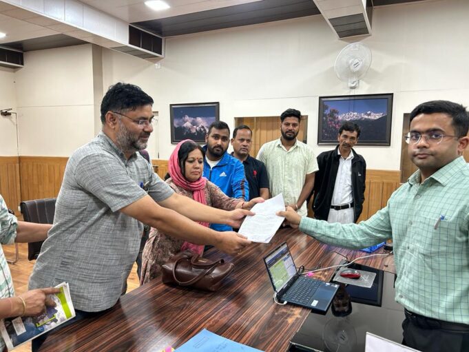 करंट हादसे के पीड़ित परिवारों को मुआवजे बढ़ाने और नौकरी की मांग को लेकर जनप्रतिनिधियों ने सीएम को भेजा ज्ञापन