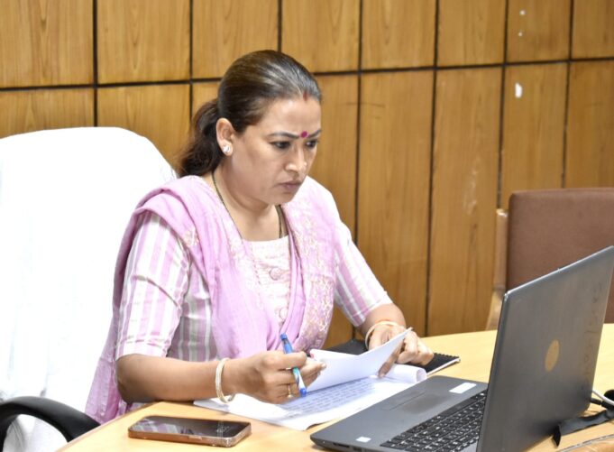 प्राकृतिक आपदा से प्रभावित महिलाओं और बच्चों की आर्थिक सुरक्षा के लिए अधिकारियों को दिए जल्द प्रस्ताव बनाने के निर्देश-रेखा आर्या