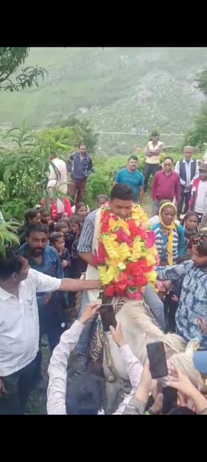 शिक्षक के तबादले पर रो पडे ग्रामीण और स्कूल के छात्र छात्राएं..