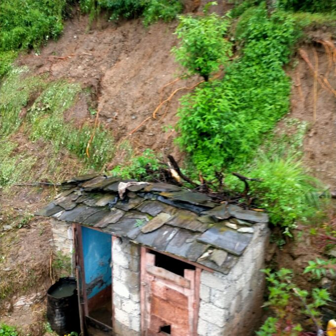 आफत की बारिश!–भारी बारिश ने बंड क्षेत्र में मचाई तबाही, किरूली गांव मे भारी नुकसान