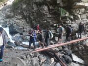 पहाड जैसी दुश्वारियां!– जान हथेली पर रखकर ग्रामीणों नें गर्भवती को पहुंचाया अस्पताल..