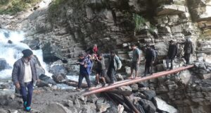 पहाड जैसी दुश्वारियां!– जान हथेली पर रखकर ग्रामीणों नें गर्भवती को पहुंचाया अस्पताल..