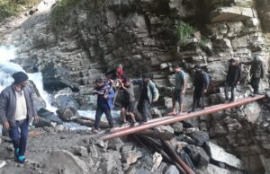 पहाड जैसी दुश्वारियां!– जान हथेली पर रखकर ग्रामीणों नें गर्भवती को पहुंचाया अस्पताल..