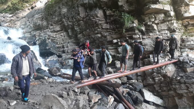 पहाड जैसी दुश्वारियां!– जान हथेली पर रखकर ग्रामीणों नें गर्भवती को पहुंचाया अस्पताल..