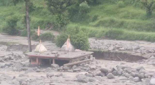 अतिवृष्टि के चलते आपदा जैसे हालात, शिव मंदिर भी आया मलबे की चपेट में
