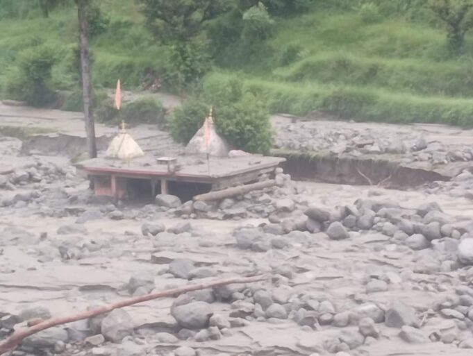 अतिवृष्टि के चलते आपदा जैसे हालात, शिव मंदिर भी आया मलबे की चपेट में