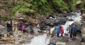 रोंगटे खडे करने वाली तस्वीरें: जान हथेली पर रखकर मां और नवजात बेटे को सुरक्षित घर पहुंचाया