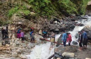 रोंगटे खडे करने वाली तस्वीरें: जान हथेली पर रखकर मां और नवजात बेटे को सुरक्षित घर पहुंचाया