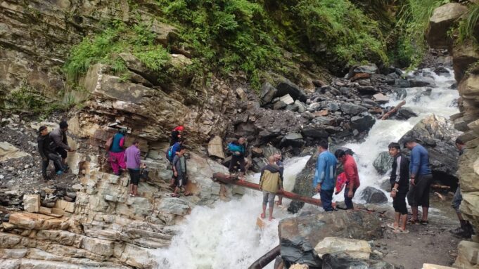 रोंगटे खडे करने वाली तस्वीरें: जान हथेली पर रखकर मां और नवजात बेटे को सुरक्षित घर पहुंचाया