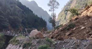 यहां सड़क पर आया मलबा, बद्रीनाथ राष्ट्रीय राजमार्ग बंद