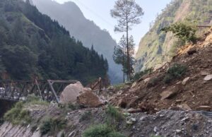 यहां सड़क पर आया मलबा, बद्रीनाथ राष्ट्रीय राजमार्ग बंद