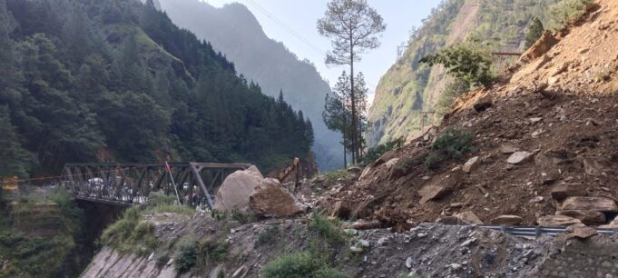 यहां सड़क पर आया मलबा, बद्रीनाथ राष्ट्रीय राजमार्ग बंद