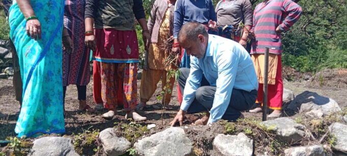पूर्व प्रधानमंत्री राजीव गांधी की जयंती पर बद्रीनाथ में किया पौध रोपण