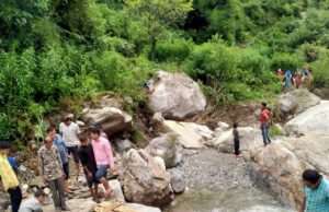 चुनोतियाँ : गाड़ी गांव के ग्रामीणों ने श्रमदान कर तैयार किया वैकल्पिक मार्ग