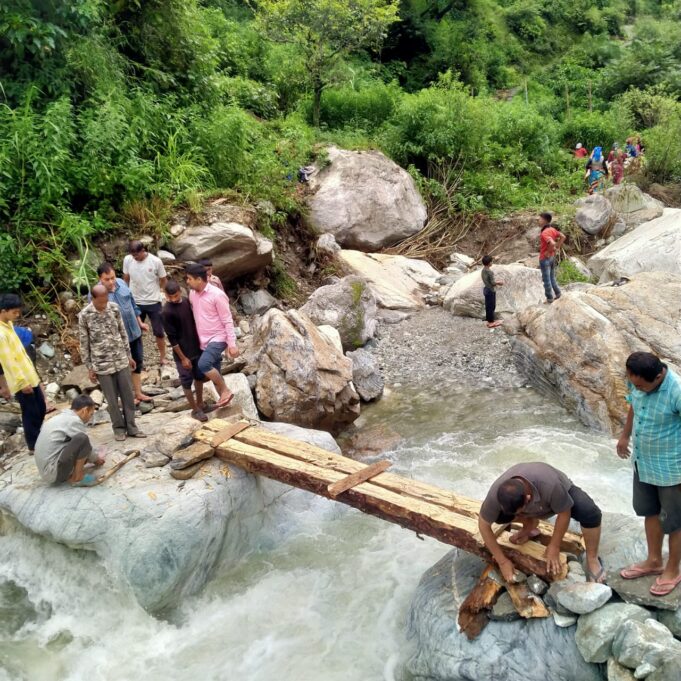 चुनोतियाँ : गाड़ी गांव के ग्रामीणों ने श्रमदान कर तैयार किया वैकल्पिक मार्ग