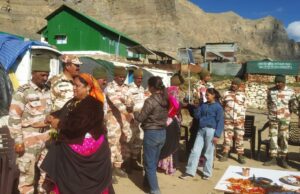 द्वितीय रक्षा पंक्ति के ग्रामीणों ने जवानों मनाई रक्षा बंधन