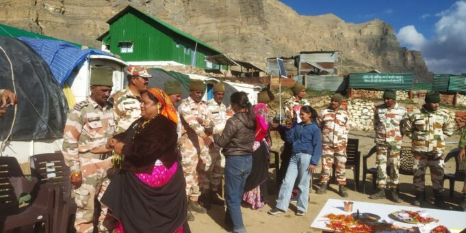 द्वितीय रक्षा पंक्ति के ग्रामीणों ने जवानों मनाई रक्षा बंधन