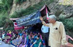 आक्रोश: आस्था पर भारी पड़ रही शराब की दुकान