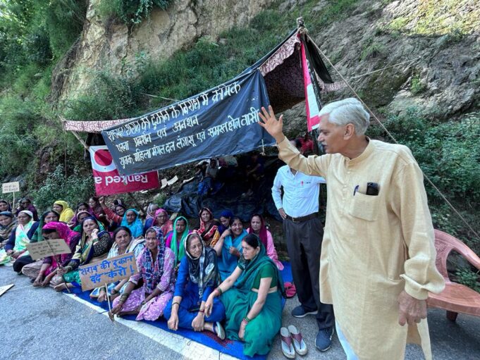 आक्रोश: आस्था पर भारी पड़ रही शराब की दुकान