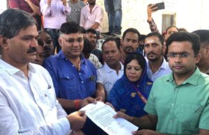 करंट हादसे में मृतको के परिजनों को नौकरी और मुआवजे की मांग को लेकर फर्स्वाण फाट के लोगो ने किया प्रदर्शन