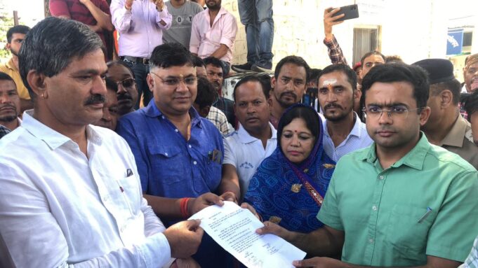 करंट हादसे में मृतको के परिजनों को नौकरी और मुआवजे की मांग को लेकर फर्स्वाण फाट के लोगो ने किया प्रदर्शन