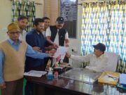 अतिक्रमण हटाने के विरोध में व्यापार संघ पोखरी ने किया प्रदर्शन, मुख्यमंत्री को भेजा ज्ञापन