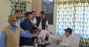 अतिक्रमण हटाने के विरोध में व्यापार संघ पोखरी ने किया प्रदर्शन, मुख्यमंत्री को भेजा ज्ञापन