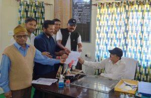 अतिक्रमण हटाने के विरोध में व्यापार संघ पोखरी ने किया प्रदर्शन, मुख्यमंत्री को भेजा ज्ञापन