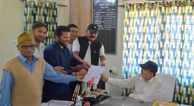 अतिक्रमण हटाने के विरोध में व्यापार संघ पोखरी ने किया प्रदर्शन, मुख्यमंत्री को भेजा ज्ञापन