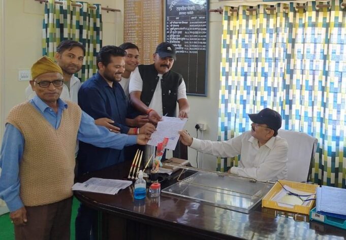 अतिक्रमण हटाने के विरोध में व्यापार संघ पोखरी ने किया प्रदर्शन, मुख्यमंत्री को भेजा ज्ञापन