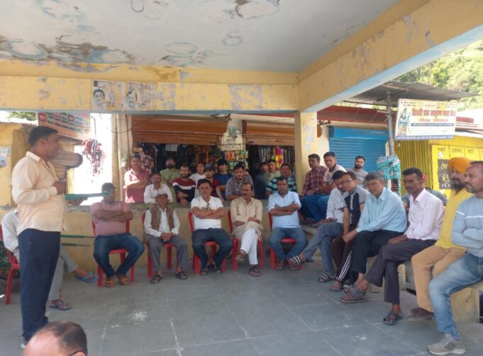 अतिक्रमण के नाम पर विभागीय कार्रवाई से भड़के ग्रामीण