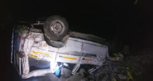 वाहन दुर्घटना ग्रस्त 2 घायल