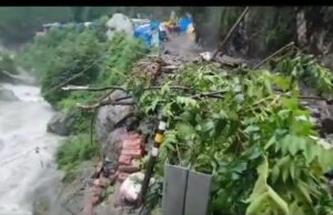 दुःखद: यहां बादल फटा, 12 लोग आये मलबे की चपेट में,सभी लापता