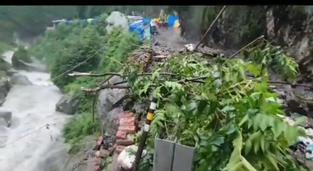 दुःखद: यहां बादल फटा, 12 लोग आये मलबे की चपेट में,सभी लापता