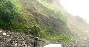 बद्रीनाथ राष्ट्रीय राजमार्ग कई जगहों पर मलबा आने।से हुवा अवरुद्ध